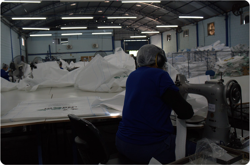 Colaboradora produzindo uma embalagem