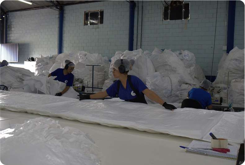 Equipe trabalhando na fabricação de embalagens